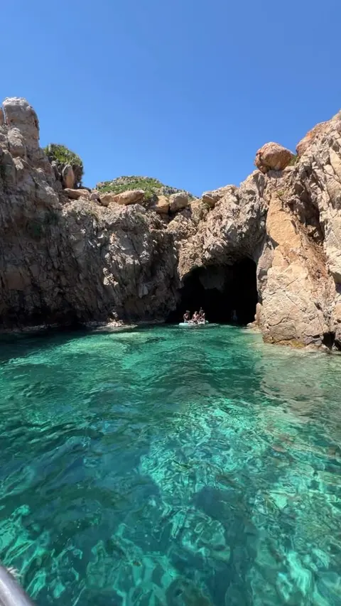 مغارة صخرية ومياه البحر على ساحل الهوارية